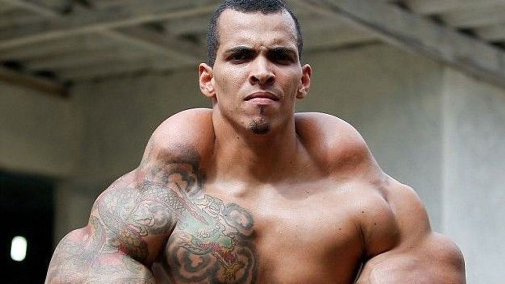 Cum arată și cu ce se se ocupă acum Hulk al Braziliei. A fost la un pas de o tragedie după ce și-a injectat ulei în brațe
