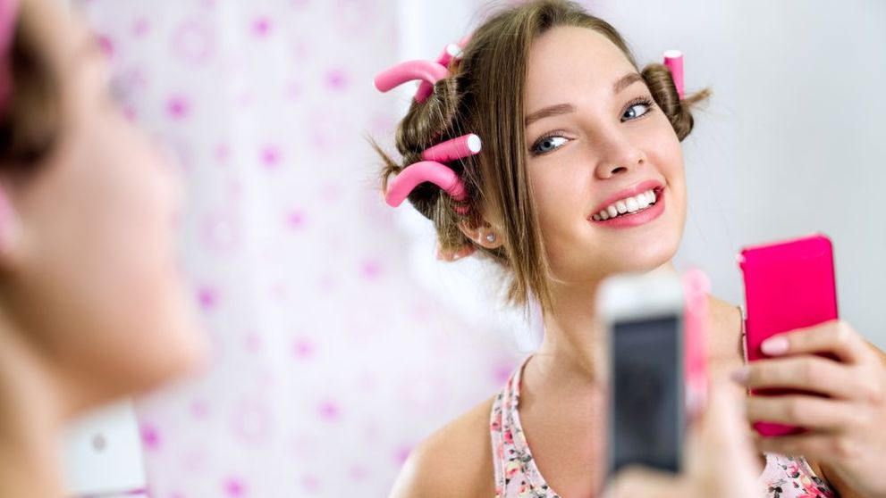 Si-a facut un selfie in oglinda si l-a postat pe net. Ce a vazut un prieten in poza