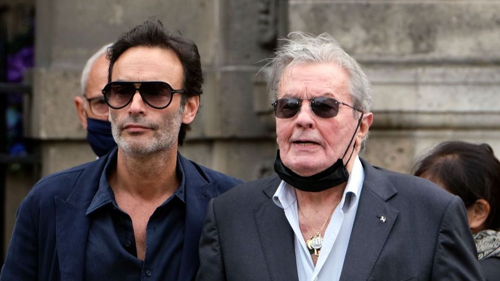 Alain Delon a împlinit 86 de ani și a sărbătorit cu șampanie, alături de fiii lui, Anthony și Alain Fabien