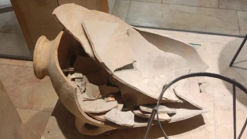 Un băiețel de 4 ani a spart din greșeală un vas vechi de 3500 de ani, expus într-un  muzeu. Tatăl copilului, șocat: „Era curios să vadă ce este înăuntru”