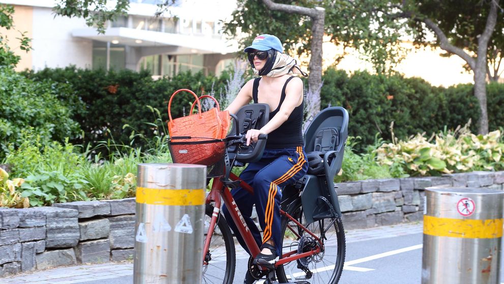 O recunoști? Una dintre cele mai frumoase actrițe de la Hollywood a ieșit la o plimbare cu bicicleta prin New York, dar nici de această dată n-a scăpat de paparazzi