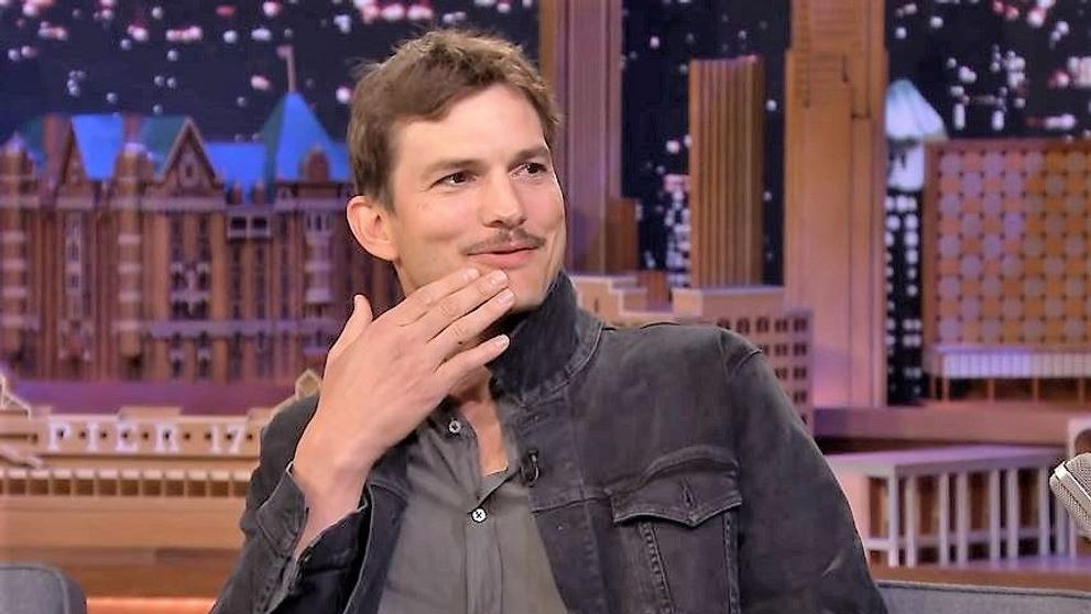 Cum a ajuns Ashton Kutcher să poarte mustață: „Adele e de vină și nu pot scăpa de ea”