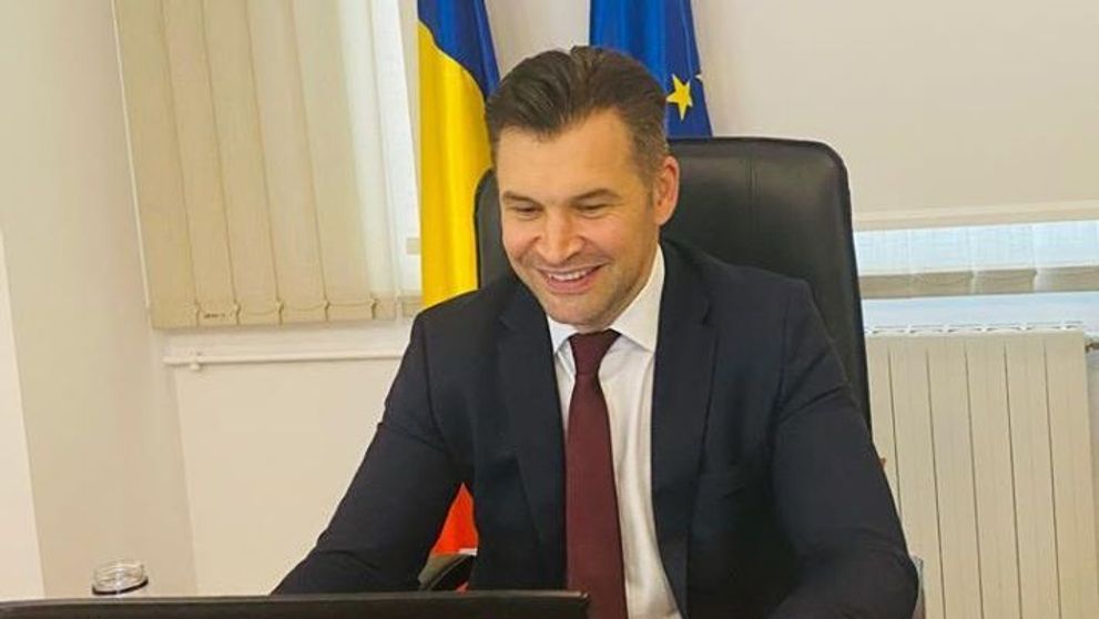 Moment jenant pentru un ministru din România: interviu în boxeri, în direct, la TV. Cum a reacționat