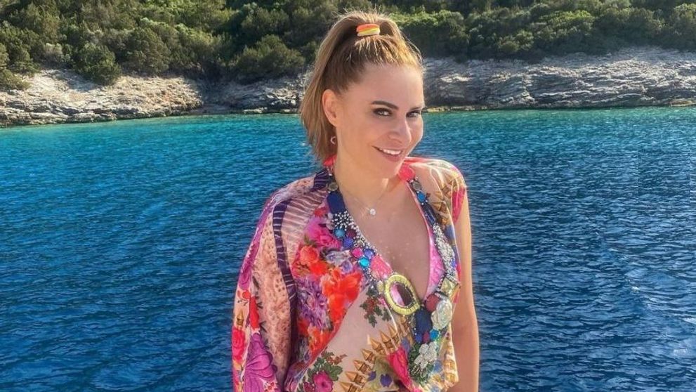 Adina Buzatu, ședință foto incendiară: a pozat nud în mijlocul a 5 bărbați