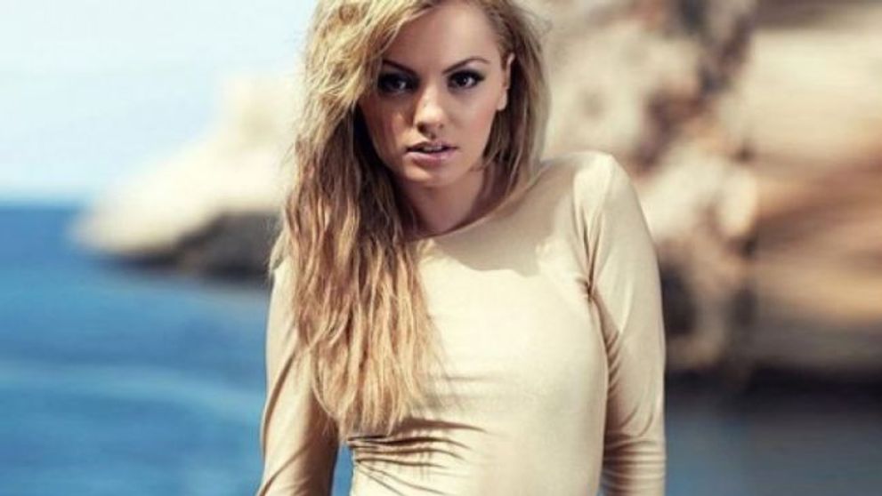 N-o mai recunosti! Alexandra Stan a facut o schimbare spectaculoasa de look. Dupa ce s-a tuns si s-a vopsit roscata, uimeste cu o noua transformare