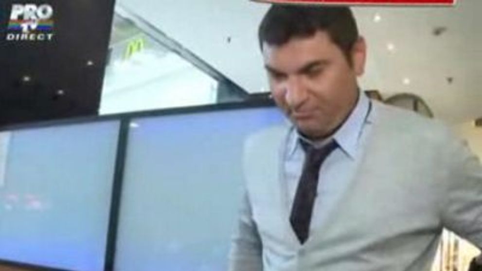 In loc de serenade, Cristi Borcea ii canta Alinei imnul lui Dinamo! VIDEO