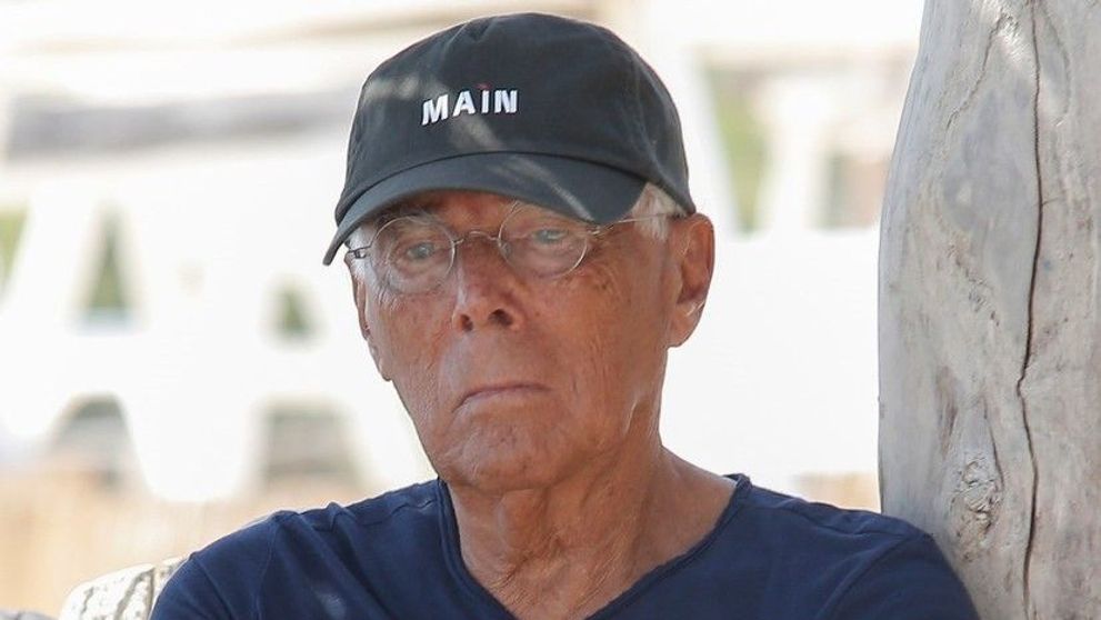 Poze rare cu Giorgio Armani la plajă. Cum a fost surprins celebrul designer de către paparazzi