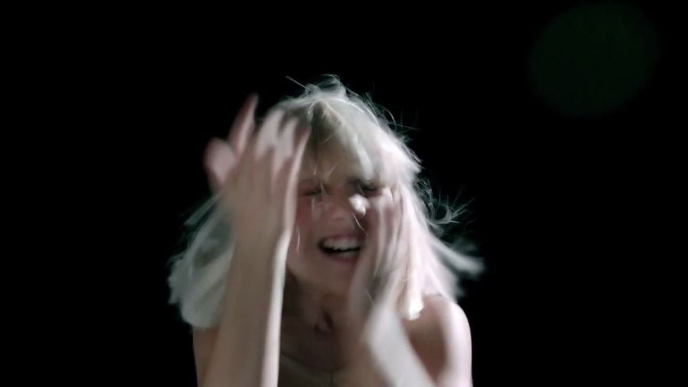 A impresionat o lume intreaga cu miscarile de dans. Cum arata Maddie Ziegler in noul videoclip al Siei, 