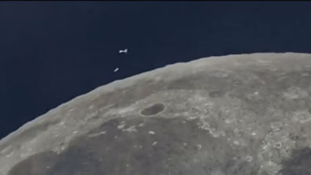 Viral pe TikTok! Două OZN-uri au fost filmate survolând partea întunecată a Lunii. Comentariile utilizatorilor sunt geniale
