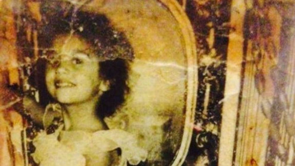 Era o fetita simpatica, iar acum a devenit una dintre cele mai sexy vedete din Romania. O recunosti?