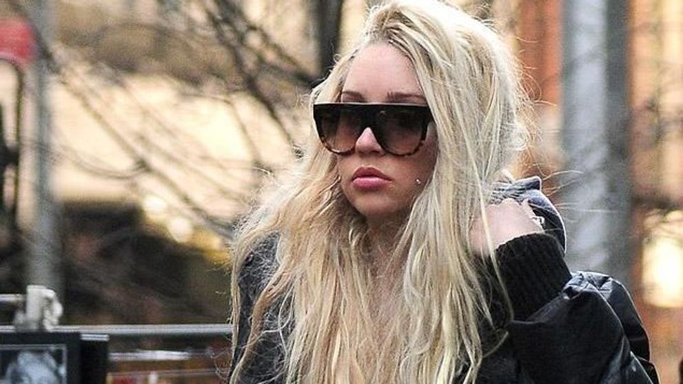 Noua oita neagra a Hollywoodului reuseste sa socheze din nou. Amanda Bynes, cu sanii dezgoliti, intr-o tinuta indecenta