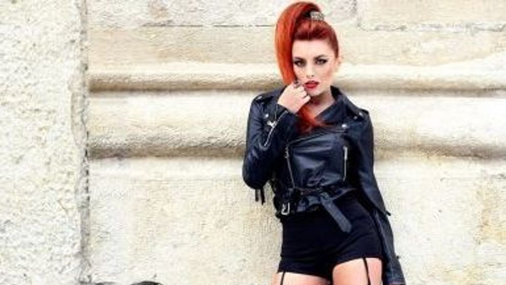 Elena Gheorghe, din ce in ce mai indrazneata! S-a fotografiat goala, abia acoperita de un cearsaf