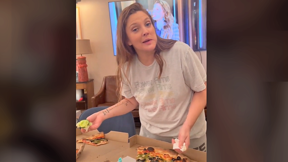 VIDEO Cum mănâncă Drew Barrymore pizza. „Mă simt chiar vinovată”
