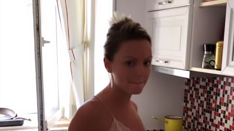 Ținuta incendiară în care Alexandra Stan gătește! Fanii au rămas muți de uimire când au văzut-o