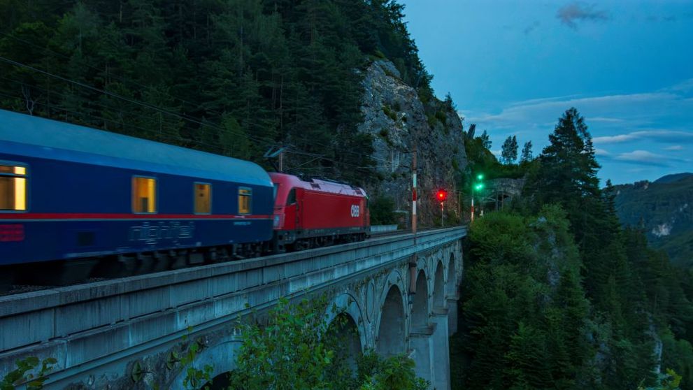 Un bărbat a supraviețuit agățat de un tren de mare viteză. Cum s-a întâmplat incidentul