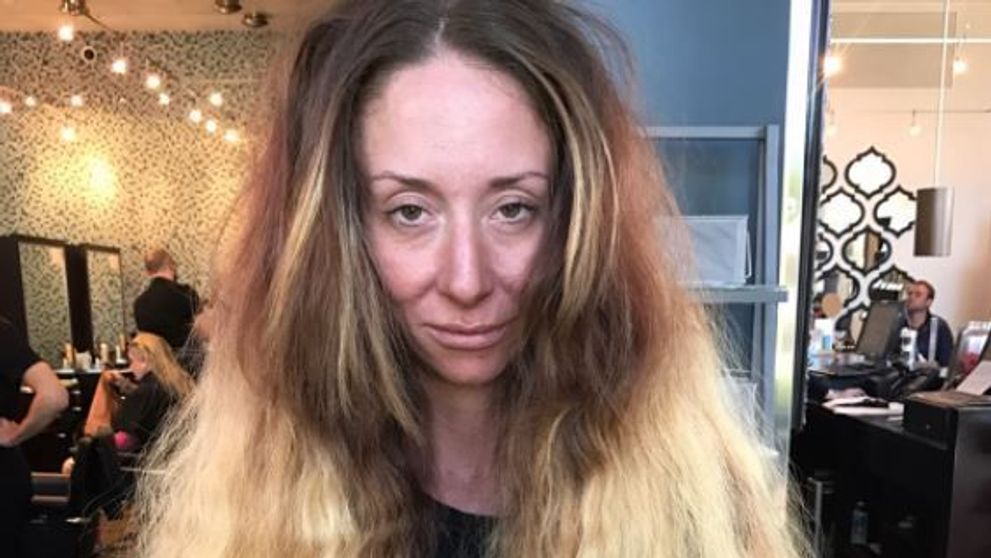 Nu se mai tunsese de ani buni. Cum arata femeia din imagini dupa 7 ore petrecute la salon. Schimbarea e incredibila