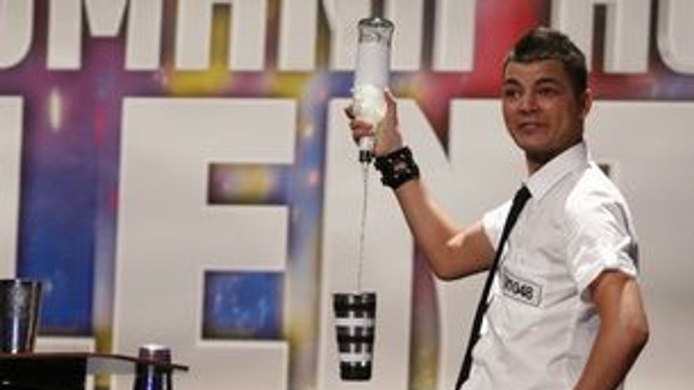 Luca Valentin, barmanul care face sa zboare sticle, shakere si pahare!