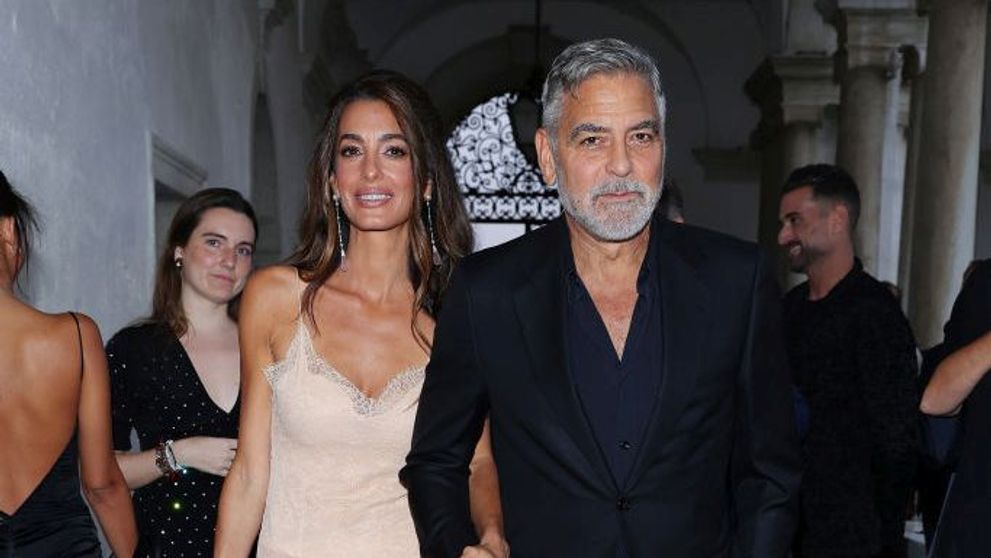 Cum a reacționat Amal, soția lui George Clooney, când actorul și-a vopsit părut pentru rolul de pe Broadway: „Arătam ca un dealer”