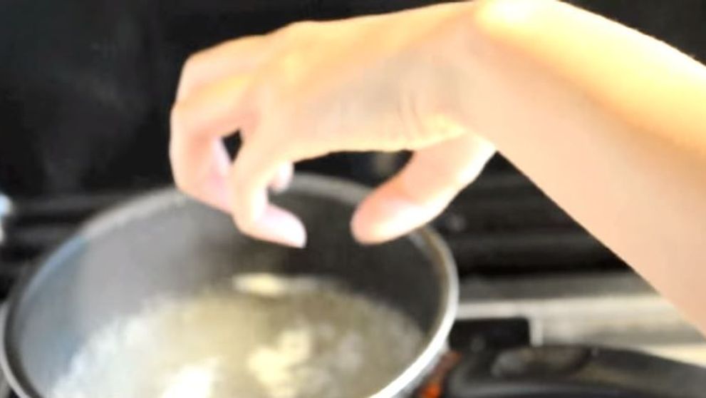 Se da cu oja si apoi isi asaza mainile deasupra unui vas cu apa fierbinte. Cum arata unghiile ei la final - VIDEO