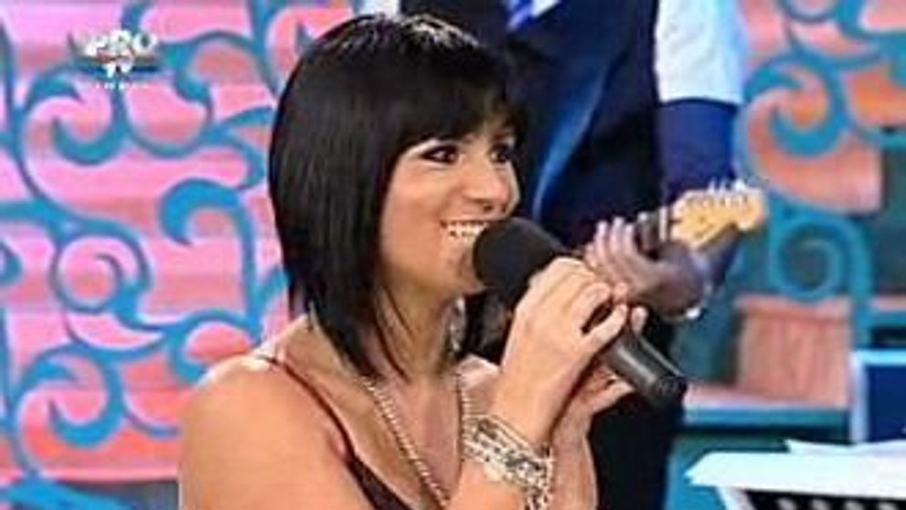 Elena de la DJ Project a dat-o pe muzica populara