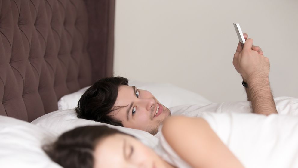 După un ménage à trois, o femeie din Mangalia a avut șocul vieții. A fost filmată pe ascuns, apoi șantajată zile întregi. Ce s-a întâmplat când imaginile interzise au ajuns pe internet