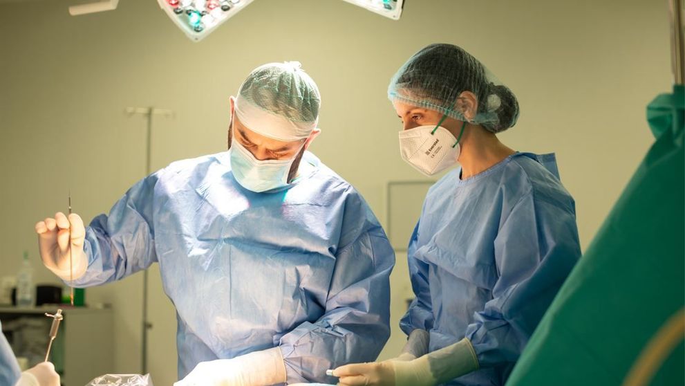 (P) Ocluzie intestinală cauzată de o variantă extrem de rară de hernie internă, operată în Spitalul Regina Maria Brașov