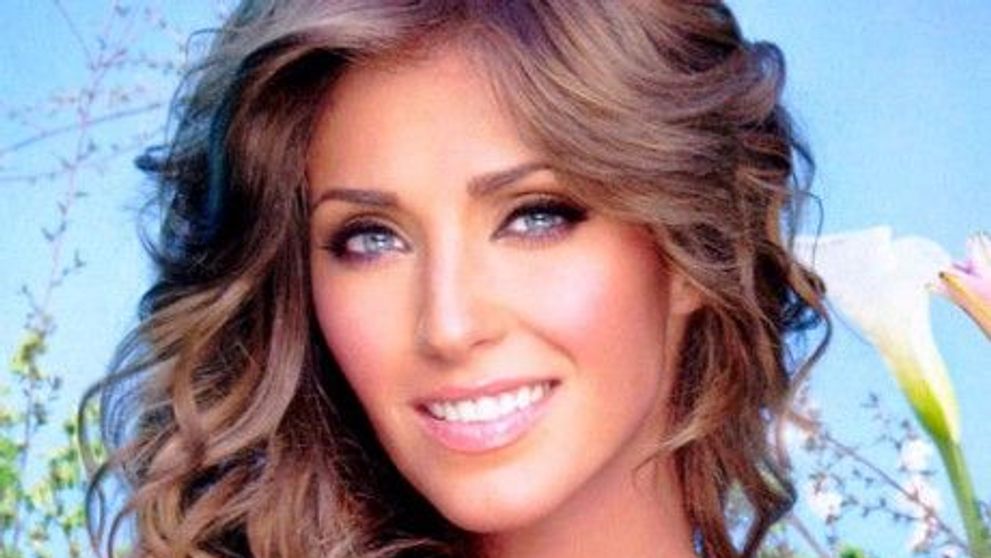 Anahi isi arata adevarata fata. Fara Photoshop, tenul ei lasa de dorit