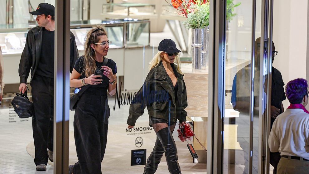 O cântăreață celebră a mers la mall într-o ținută imposibil de ignorat! Paparazzii au surprins-o la o sesiune de shopping în magazinele de lux