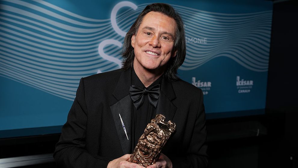 Părea cel mai vesel om de pe planetă, dar viața lui e un șir de tragedii și controverse. Învinuit de moartea iubitei sale, Jim Carrey încearcă să revină în lumina reflectoarelor