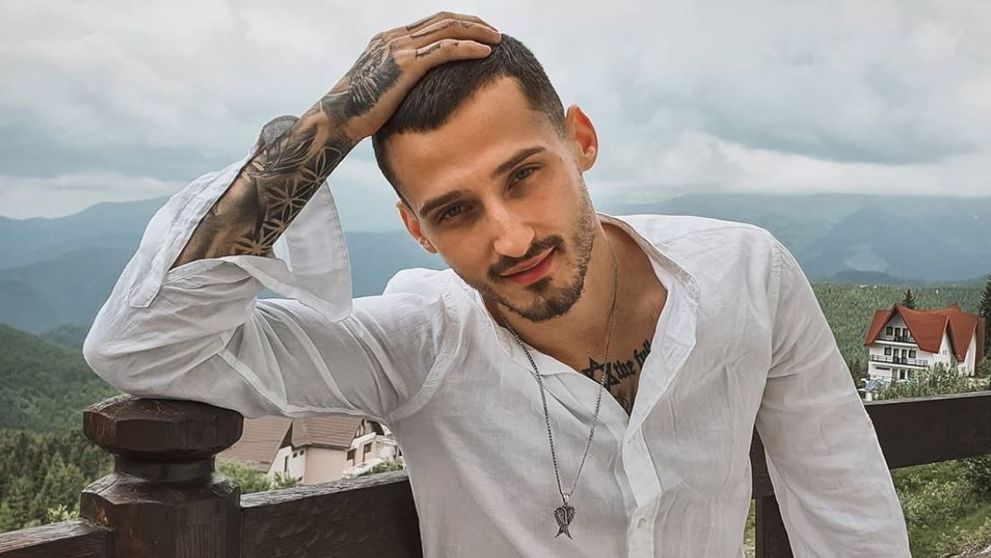 Radu Constantin, vloggerul care îi îndeamnă pe tineri să nu fugă de carte: „Cititul m-a adus unde sunt”