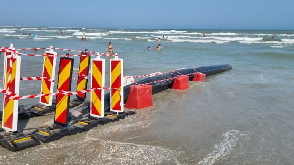 Plajă contaminată la Năvodari. O țeavă care deversa ape de canalizare, descoperită în zona de îmbăiere a turiștilor