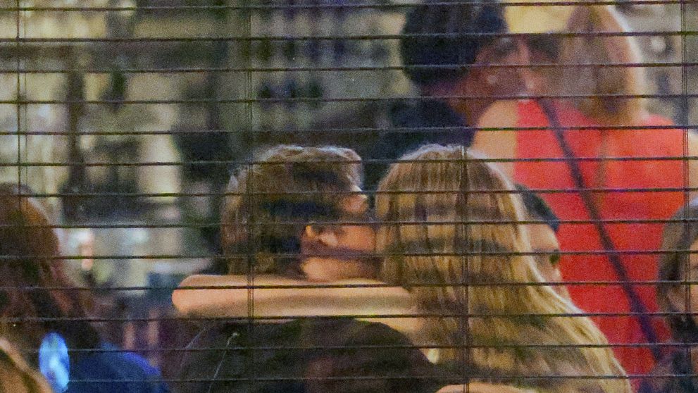 Au făcut tot posibilul să-și țină relația secretă, dar paparazzii i-au surprins când se sărutau într-un restaurant. Sarah Pidgeon din „Love Story” și fostul iubit al lui Taylor Swift sunt cuplul momentului