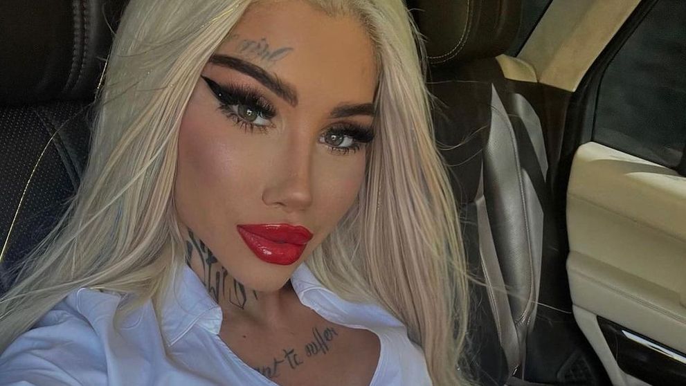 Bia Khalifa, criticată în mediul online după ce s-a fotografiat cu soba de teracotă pe fundal