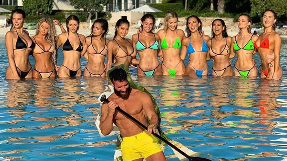 Dan Bilzerian, regele Instagramului, petrecere nebună de Halloween. Imagini din culise