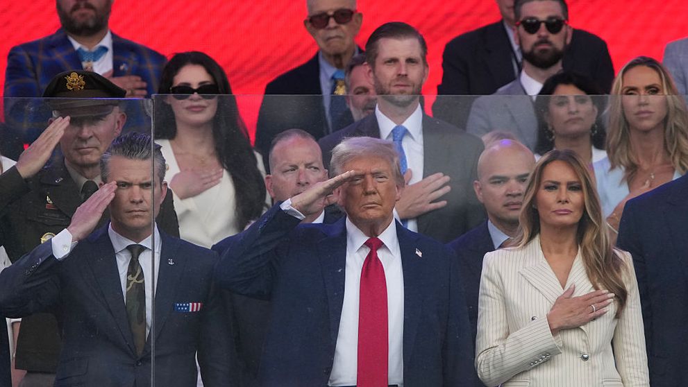 Melania și Donald Trump, schimb de replici ireale în timpul paradei militare de ziua președintelui SUA. ”L-am împuns cu degetul”