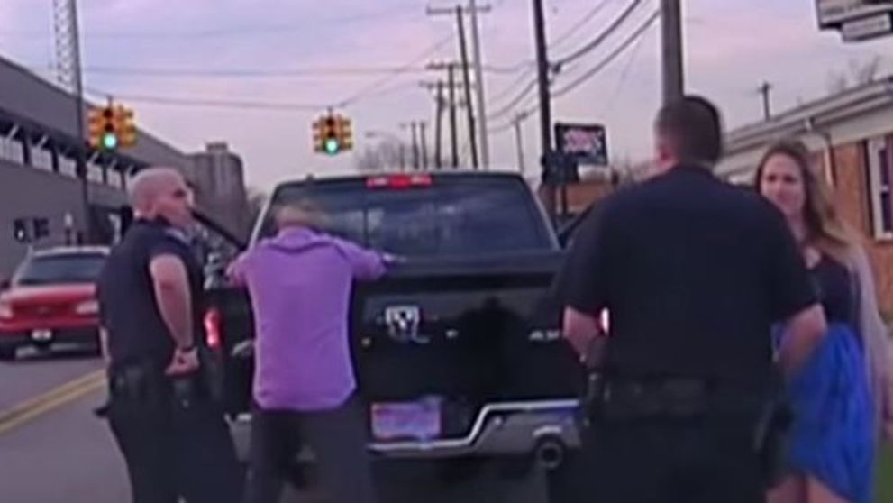 Au fost opriti de o masina de politie si luati la intrebari, dar femeia nu banuia ce se intampla. Ce avea barbatul la el
