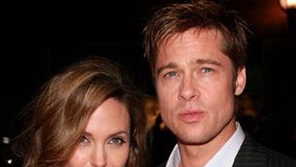 Brad Pitt fumeaza pe ascuns