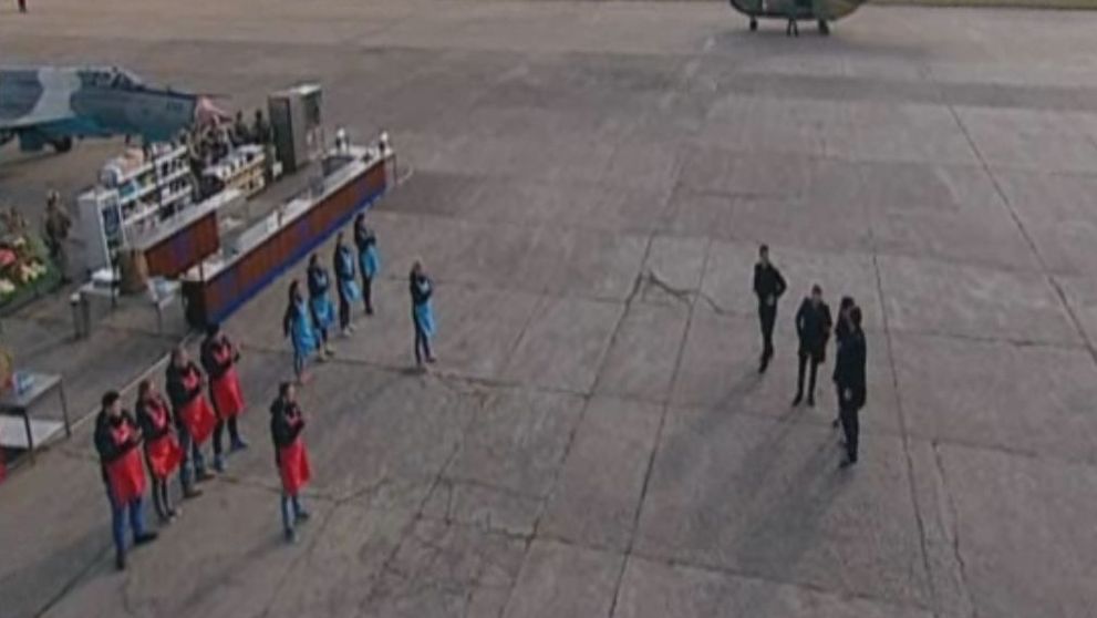 Cine crezi ca va castiga proba surpriza de la baza militara: echipa rosie sau echipa albastra? 