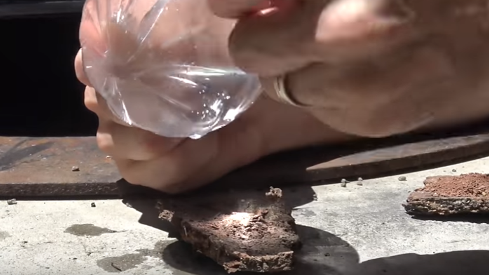 Nu ai la indemana o bricheta sau chibrit? Pare ciudat, dar o punga de plastic te poate ajuta sa aprinzi focul. Iata cum 