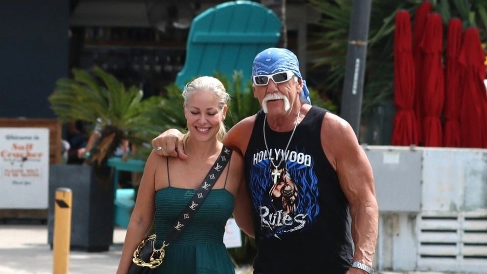 Ce fericită e proaspăta soție a lui Hulk Hogan! Sky Daily radiază la brațul legendarului luptător WWE