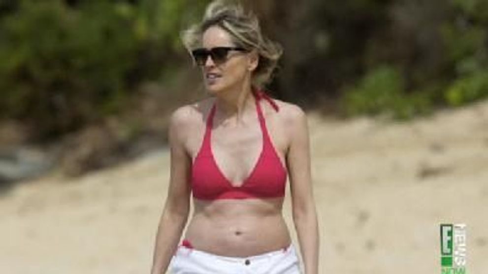 VIDEO Cum arata Sharon Stone in bikini la 53 de ani!