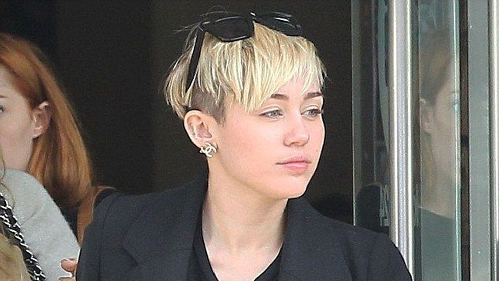 Ziua cand Miley Cyrus a incetat sa socheze. Artista a afisat un look foarte reusit intr-o zi obisnuita din viata ei