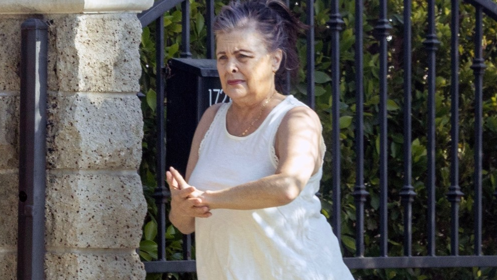O superbă actriță de la Hollywood, transformare șocantă de look. Este de nerecunoscut! Paparazzii au surprins-o în șosete, pe stradă