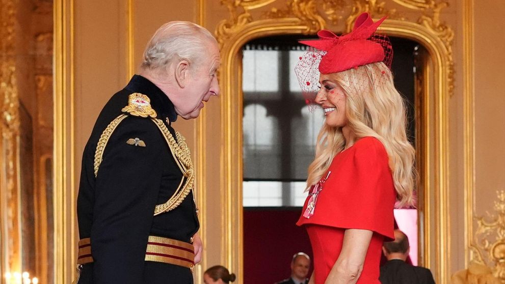 Cine este blonda superbă pe care Regele Charles a decorat-o cu MBE și ce înseamnă această distincție regală