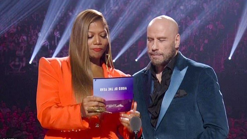 Moment jenant la Premiile MTV. John Travolta a confundat-o pe Taylor Swift cu o drag queen