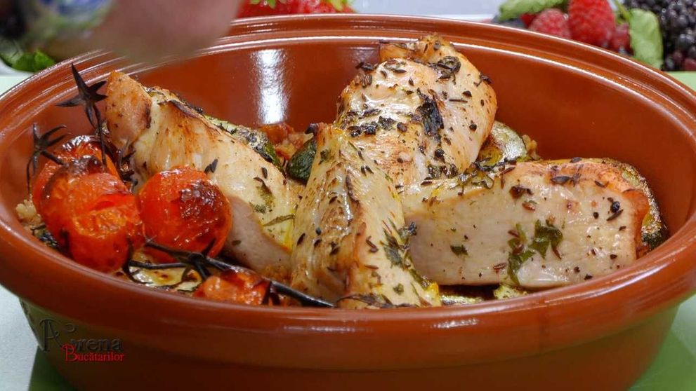 Pui marocan în sos Charmoula și garnitură de couscous