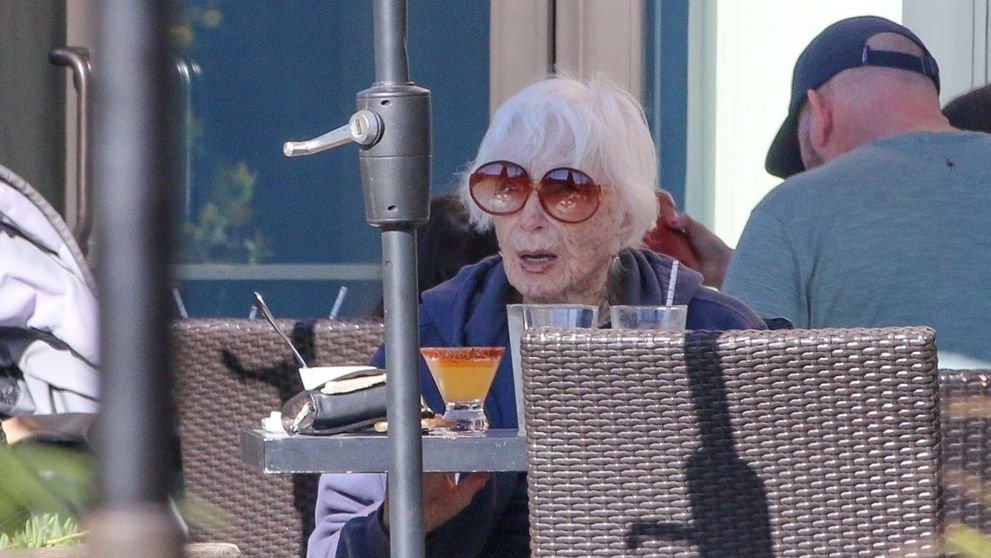 Un monstru sacru de la Hollywood, apariție rară la un cocktail, în Malibu. Actrița, câștigătoare a premiului Oscar, era renumită pentru frumusețea ei