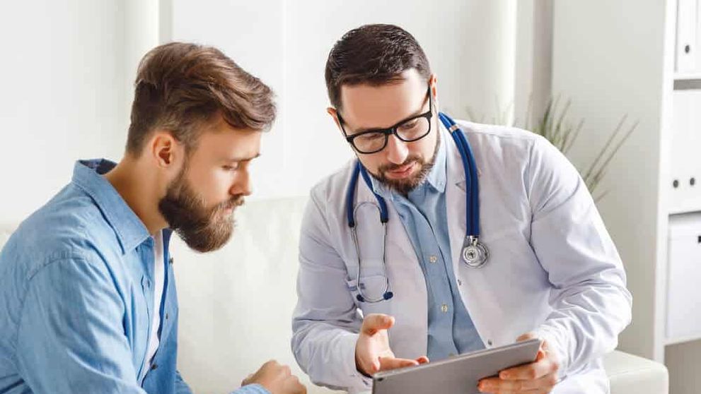 (P) Cum să Alegi Cel Mai Bun Medic Chirurg pentru Proceduri Estetice Masculine