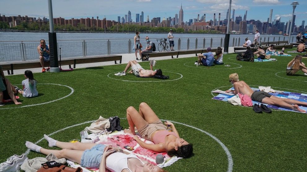 Noua „normalitate”? Cum se relaxează oamenii într-un parc din New York