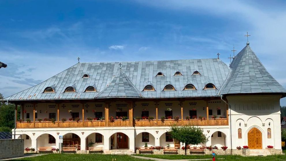 Cât costă o noapte de cazare la Mănăstirea Putna. Ce a povestit o turistă care a decis să parcurgă Via Transilvanica